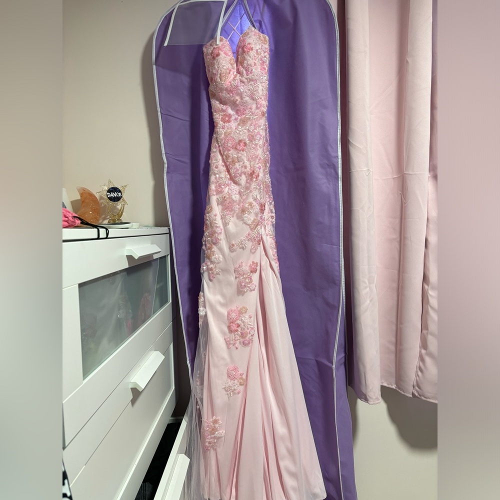 Favina Glamour
size 0
Pink with sequins
open tie up back